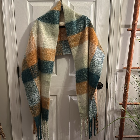 Steve Madden Colorblock Oblong Long Scarves, with Fringe Detail. Versatile! - Picture 6 of 16